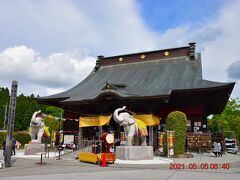 次に向かったのは2月末の祈願祭でお邪魔した長福寿寺。
金運アップの『吉ゾウくん』の像は、本堂の前にあるようです。
正面の本堂に神社の狛犬のように象の石像が2体見え、向かって右側にあるのが『吉ゾウくん』