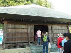 阿弥陀堂を参拝。木造、単層、寄棟造りで、かつては茅葺でしたが、昭和36年と解体修理の際に銅板葺にかえられました。その建築様式から室町時代のものと推定されています。