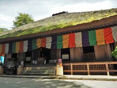 続いて本堂へ。室町時代後期（1467年-1572年）の建立。桁行五間、梁間五間、一重、寄棟造、茅葺。