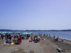 戻ってきました。
砂浜ではBBQをしてる人が大勢。
いいにおい～。
必要な機材はレンタルできます。