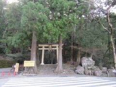 飛瀧神社
鳥居をくぐっていくと、

