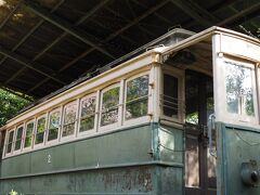 あれ、さっき公園にもあったような電車！
案内板によると「明治28年1月31日に日本最初の交通輸送業電車として京都電気鉄道が運行したもの」だそう。日本最古の電車なんですって。地元の江ノ電にちょっと似ていて親近感がわきます ^^