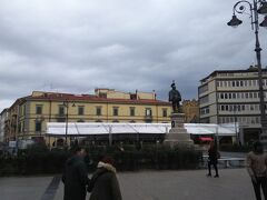 ピサ中央駅から少し進むとヴィットリオ・エマヌエーレ二世広場があります。

ヴィットリオ・エマヌエーレ二世の像が建てられている大きな広場です。

ちょっとしたイベントなんかもやってましたが、ここはスルーしました。