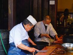 雰囲気的に一番人気であろう”川豊”さんの軒先では、職人の方々の鰻さばきを実演してました