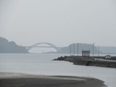 民謡「串本節」にあるように、以前は串本港と大島港は巡航船が行き来していたが、平成11年にループ状の「くしもと大橋」ができて、巡航船はなくなりました。