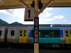 レトロな駅舎にハイカラな車両が何とも不釣り合いな気もしますが、再度水郡線に乗り込みます。