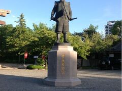 途中、大川という川を渡る時、酷く増水していることに気がつきました。
台風の影響でしょう。

大阪城公園駅で下車して、大阪城を目指しました。
途中、豊臣秀吉の石像？銅像？を見つけました。 

※　銅像だそうです