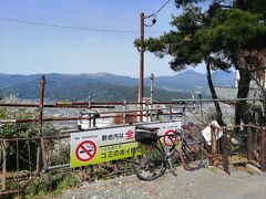 杖突峠をときに歩きながら登り、9.9号目の茶屋に辿り着きました。
頂上まではあと100mを切ったところ