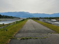 また下ります。
途中三峰川サイクリングロードが天竜川合流地点まで伸びているので使いましょう。
対岸はナイスロードという愉快な名称の道です。自動車の場合はそちらを走りましょう。