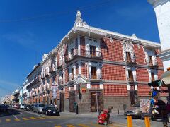 砂糖菓子の家（Museo Casa de Alfenique）
屋根の部分がクリームを載せたように見えることから、このような名前で呼ばれるようになったそうです。