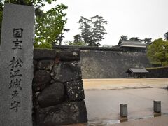 当代きっての雨男である私だが、御多分にもれずこの日も雨。本降りの中バスで松江城へ。