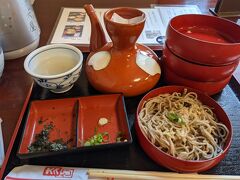 やはり出雲に来たら出雲そば。食べている途中に写真を撮っていないことに気づき、ちょっと醜い図となってしまった。