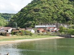 当初では石見銀山に行く予定だったが、あまりにも雨がひどいので予定を変更。
温泉津（ゆのつ）で降りて温泉に入ることにした。
と思ったら、先ほどの祈願が通じたのか、雨が止んだ。