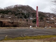 その栗山町のお隣が、夕張市。

夕張はある若い政治家が復興に携わったことで話題でしたね。
その復興した街を楽しみに、初めて夕張を訪れてみました。

・・・が何かおかしい。ここに来るまでに活気の欠片もなく、
石炭の歴史村まで来ても、なんもない。

道路もメンテされてなくて、バリケードで封鎖されていて、アスファルトもボロボロで、ここは入ってはいけないのか？と思いました。

夕張の街に入ってからの景色も、ドラクエのドムドーラかと思うぐらいの廃墟。
あれ、復活を遂げたんじゃないの？
この時はまだ、頭の中で疑問符が駆け巡っていました。