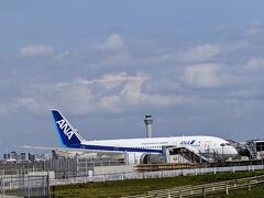 ここに来ると飛行機が間近に見られて楽しめます。
外歩きの仕事の良い所はこんな事くらいですね。