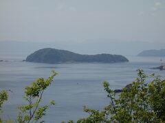 関崎から高島が見えます。
むかし高校生の頃、高島にキャンプに行きました。