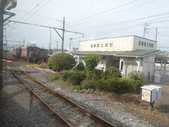 さらにその次の駅。
ちょっと敷地の規模が大きい。