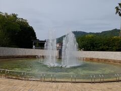 ここは　戦争の時刑務所だったそうです
中心から　放射状にのびた建物跡がありました
また各国から贈られた　平和を願う像がたくさんありました