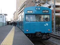 兵庫駅の和田岬線ホームに降りたつ。
水色の懐かしい車両。
兵庫7：21発　和田岬線523Mに乗車。