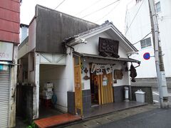 お昼ご飯は旧市街で。
ガイドブックから選んだごろさやさんで。
少ないけれど駐車場がありました。