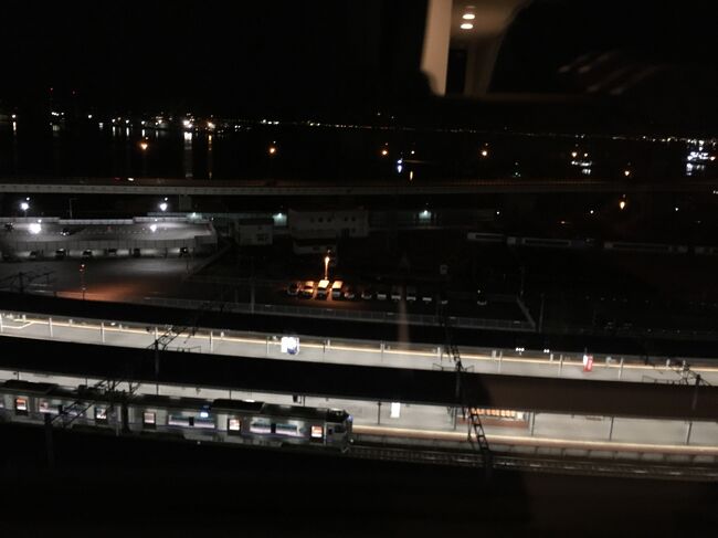 ホテルからの夜景。ちなみに９F。<br />海が静か。