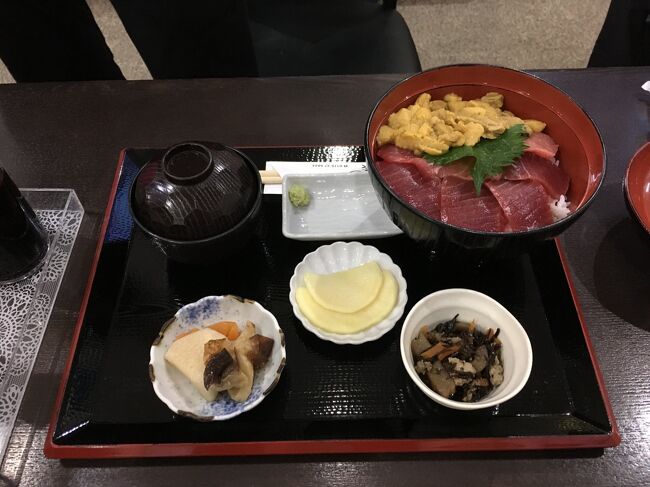 相棒はマグロとウニ丼。<br />美味しい！<br />カード支払いが出来るといいなぁ。<br />そしてお腹一杯になり、トボトボと歩き始めます。なんとなく帰りは早いな。<br />小雨が降ってきましたが<br />その前にフェリー乗り場に到着できたので<br />セーフ。