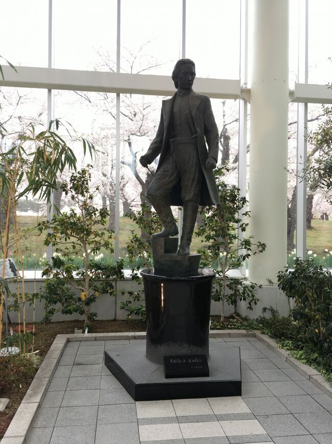 五稜郭タワーの１Fに土方歳三様。<br />きれいな顔なのよ、土方さま。