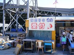 料金ですが、イケス　30分　釣り放題、釣竿1本につき3,000円
イケス 1時間　釣り放題、釣竿1本につき	5,200円となっています。
「釣竿」「えさ（オキアミ）」「クーラー」を無料で貸し出ししているので手ぶらでいけます。

