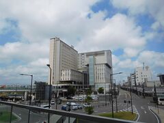 高岡駅に戻ってきました。
正面のビル下に向かいます。