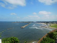 ところどころ展望が開けます。
駅の近くにあった国分浜。海水浴客でにぎわっていました。