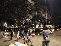 公園でシャボン玉実演
酔っ払っていたのでぼんやりしばらく見ていました。

その5に続きます。