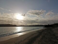 翌朝、ホテルのすぐ下の倉崎海岸へお散歩。久しぶりの海は穏やかで波音が心地良い。昨日までの風も少し和らいでいた。