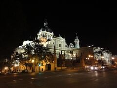夜のアルムデナ大聖堂