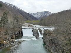 ピョウタンの滝。
桜六花公園から１０ｋｍ南です。

元々札内川に作られた発電用のダムだったのですが、豪雨でダムが壊れたり土砂で埋まってしまい、１８ｍの高さがあった堤防の所が滝として残り、今の景色になっているそうです。