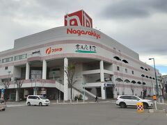 駅の周りの駐車場も混んでいたので、長崎屋にクルマを停めました。

停めただけではマナー違反ですので。