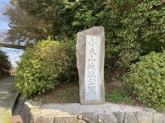 七尾の中心街近くの公園。桜の花見をしている人がいました。
前田利家の出世城となった小丸山城。
１ヵ月前に、七尾城跡を見に来ていて、ここの近くを通りましたが、その時は素通り。
ちょっと、寄りたかったので。
この近辺、和倉温泉は来るんだけど、七尾市街は、あまり寄ったことないなあ。