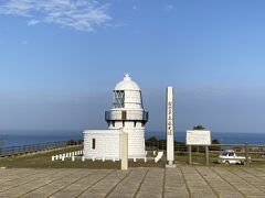 能登半島先端。道の駅から数分歩いて到着。とりあえず、到着。
ここまで、下道のせいかな遠く感じました。
途中、九十九湾も通ったのですが、どこがスポットかわからず、道の駅寄ったぐらい。
九十九湾の道の駅のイカの模型。活性化資金の使い道あっているの？と最近、記事見ました。
能登は、「ツクモワン」という言い方です。
あと、気になっていた、ランプの館周辺も見てきました。
こんな場所に、宿か。。。こちらの場所は神秘的な場所という印象です。