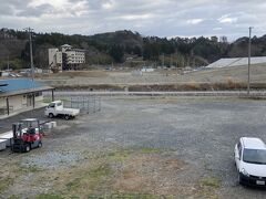 道の駅たろうを一通り見学します。
後から調べると、１０年前までの街の復元模型があったようで、
見過ごしたのを激しく後悔してます。

最後に、道の駅たろうの裏手の防潮堤に登ります。
見渡す限り、まだほとんどが更地、遠くに先ほど見学した、
たろう観光ホテルが見えます。

いえ、何も知らないよそ者が、
簡単に「まだ」なんて言い回しをしたら大変失礼ですね。
ここまで来るまでに、
思いの詰まった瓦礫の対処や行方不明の方の捜索・・・
数え切れない方々のご尽力、さまざまな想いの錯綜・・・
等々があったに違いありません。

また、いつか時が経った時に、もう一度ここに来たいと強く思いました。
