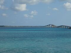 伊良部大橋を渡って伊良部島へ行きました。
無料で島へ渡れる橋です。