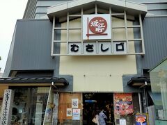 翌朝、近江町市場に向かった。
近江町市場は、観光客が多いが、地元民の利用もあるようだ。
北海道では見かけない魚介類が多く、価格も安いと思う。