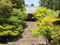 神護寺は、和気清麻呂公が延暦年間(782～806)に建立。
809年(大同4)には弘法大師空海が入山、以後14年間住持され真言宗立教の基礎を築かれました。
多くの寺宝を有し、有名なのが教科書でお馴染みの肖像画「伝源頼朝像」（国宝）。
以前、国宝展で拝見したことがあります。