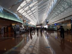 朝9時前の飛行機だったんですが、GWで保安検査場が込むから早めに来てとかいうメールに従って始発で羽田空港へ

早すぎだったらしくガラガラでした。

久しぶりだったせいもあり、年末にスマホ変えた後おサイフケータイの設定忘れてたおかげでチェックイン時にエラー出たりしてちょっとあたふた