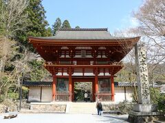 室生は、深い緑の山々に囲まれた里
公共交通機関では、近鉄大野口駅まで来て、バスで約15分
