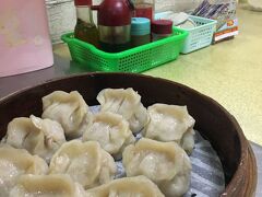 蒸し餃子頼みました。
自分で好きな調味料を混ぜてタレを作ります。
もちもちで美味しかったです。