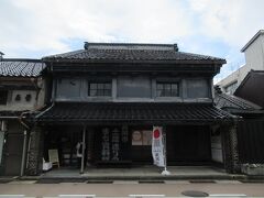「土蔵造りのまち資料館」
高岡でも屈指の商家、旧室崎家です。