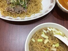 今回もコスモスホテルに宿泊。
一旦ホテルに戻り、夜ゴハンは台北駅のレストラン街へ。
どのお店も混雑してましたが、すぐ入れそうな池記で食べました。香港料理のお店です笑
