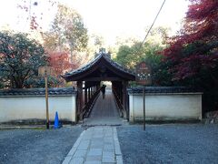 「三ノ橋川」の最上流に架かる「東福寺山名橋」の一つ「偃月橋（えんげつきょう）」を渡った向こう側に「龍吟庵」があります。

この橋は、単層切妻造り、桟瓦葺の木造橋廊です。
