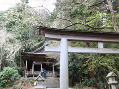 「吉野水分神社」から「奥千本」の「金峯神社」までは片道30分の登り

「金峯神社」は修験道の一つで、国宝・重要文化財

手前にはお手洗いがあり、濁った水が流れるけど、山の上での貴重な水です！
たぶん、この先はお手洗いは無いかも。