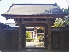 その先に趣のある門が立っている。島根県指定有形文化財・北島國造家四脚門である。