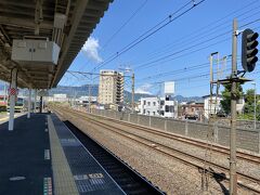 乗った列車は小田原行きでしたが、小田原での乗り換えでホームの移動があったので、一つ手前の鴨宮で熱海行きに乗り換えました。
富士山も見えますね。